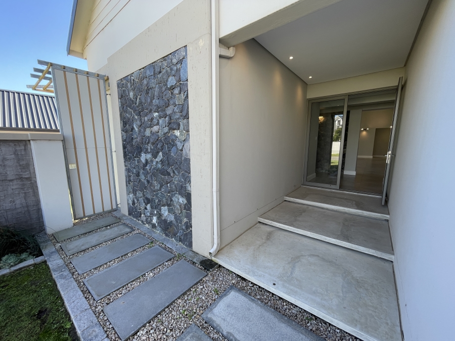 4 Bedroom Property for Sale in Kingswood Golf Estate Western Cape